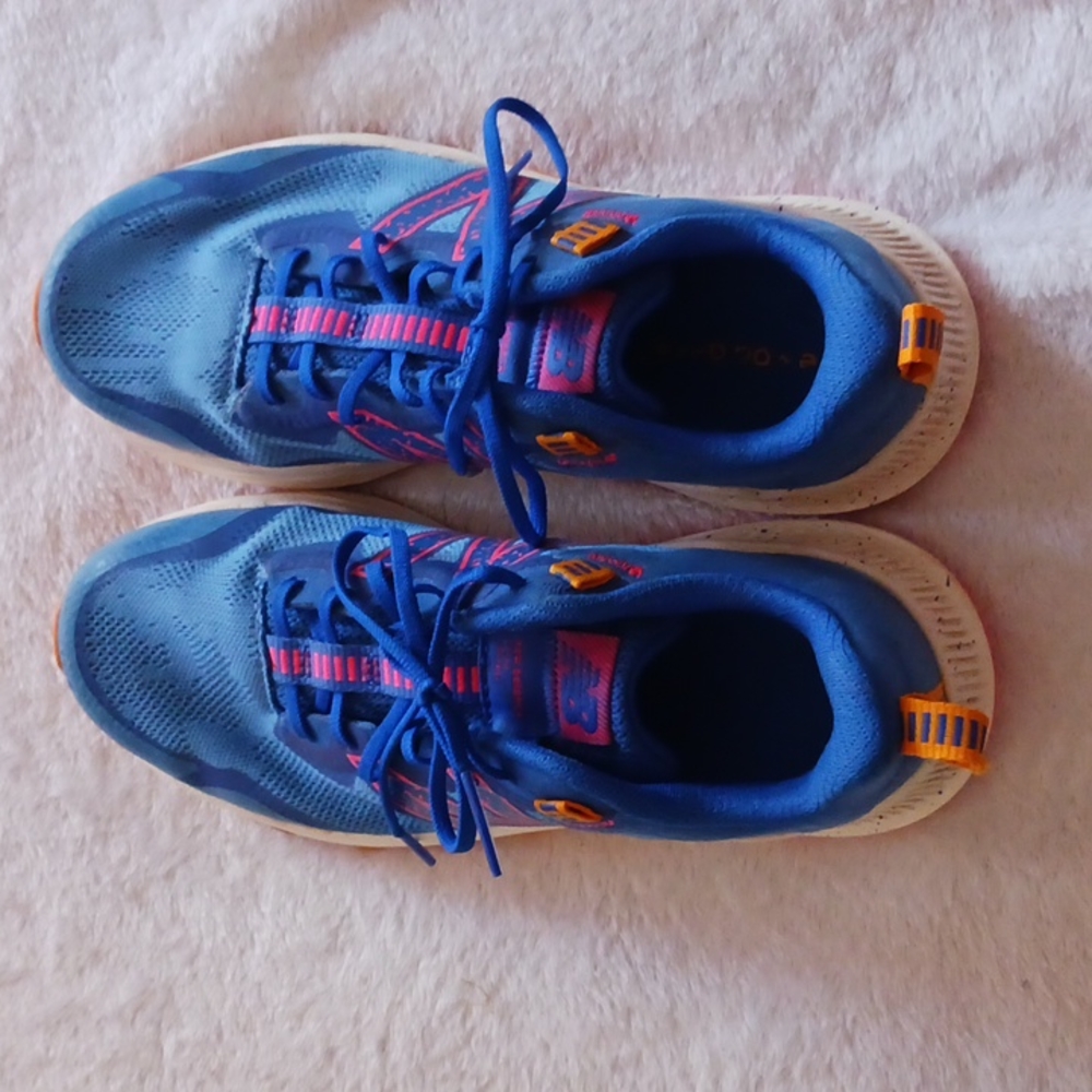 Tennis shoes